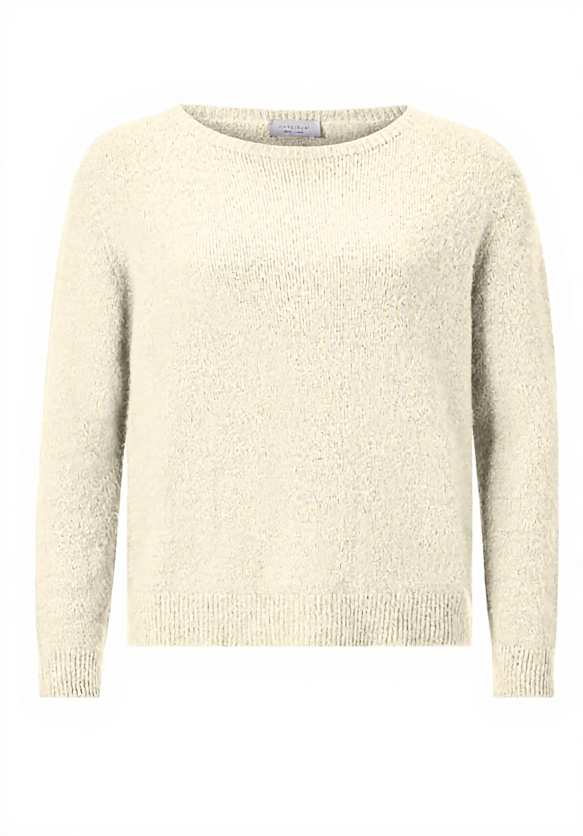 Rich Royal Damen Strickpullover COZY CREW NECK in offwhite auf einem Stuhl