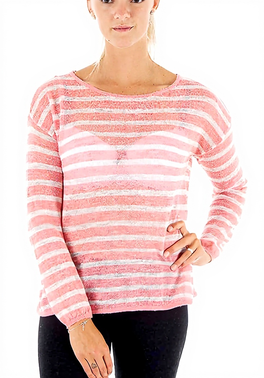 'Rich and Royal Strickpullover rosa-weiß geringelt an einer Frau im Freien'