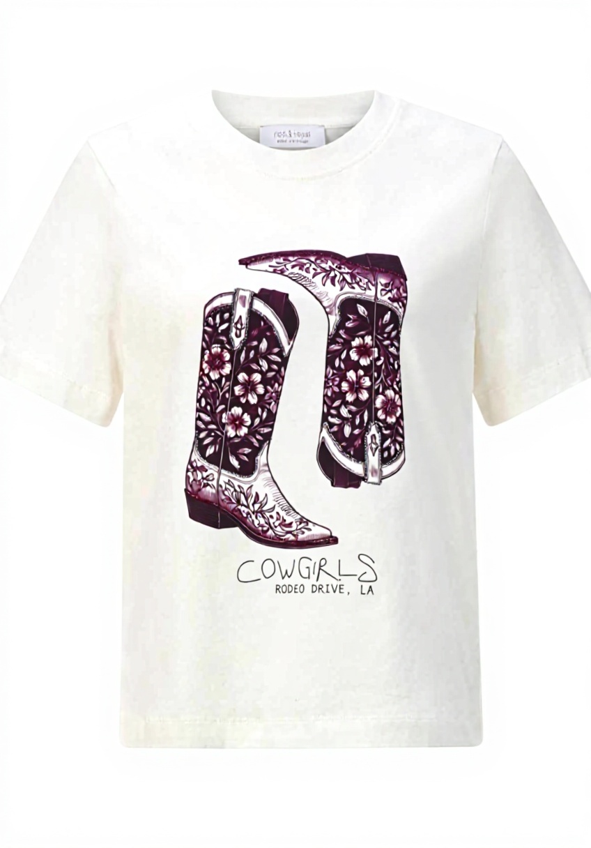 Rich & Royal T-Shirt Pearl White an einer Frau in lässiger Pose