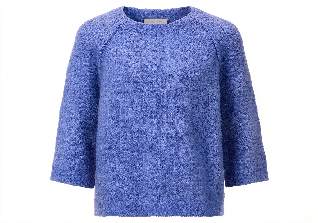 Damen Pullover von Rich & Royal in Bluebelle auf einem Stuhl