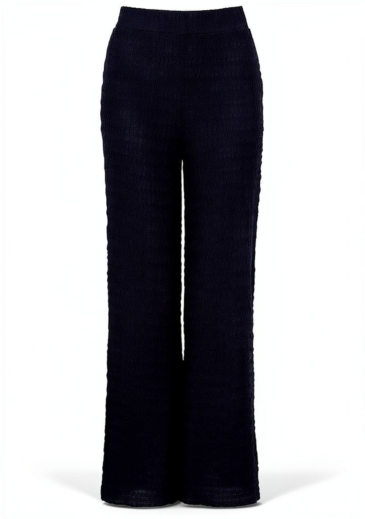 Installing Rich Royal Crinkled Straight Leg Pants Blau Damen Hosen on a wooden desk