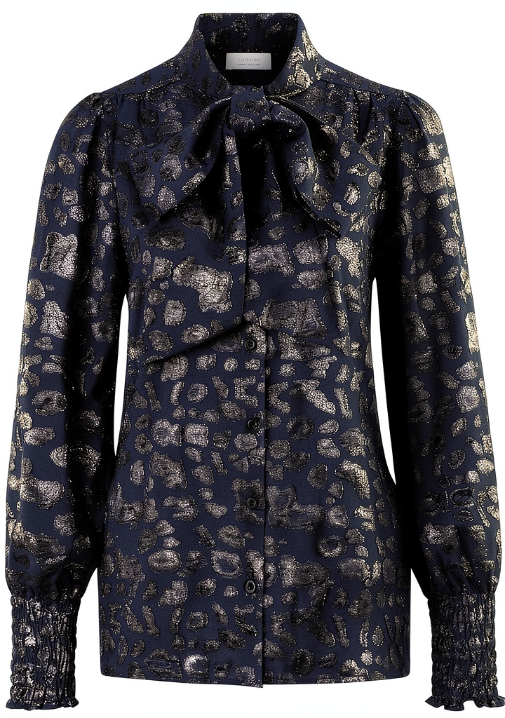 Rich Royal Bluse mit Schleifenkragen in Marine an einem Kleiderständer