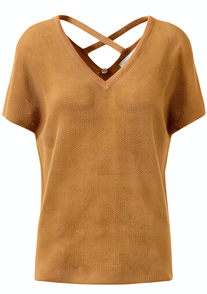'Rich Royal V-Neck Pullover an einer Frau im Freien'