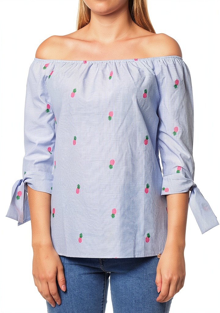 Rich Royal Off Shoulder Bluse mit Ananasstickerie getragen bei einem Spaziergang im Park