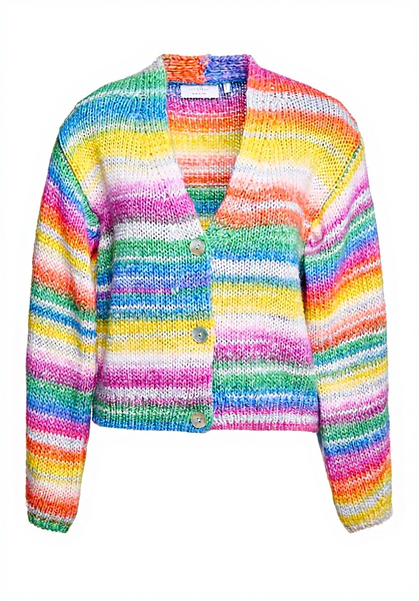 Rich Royal Strickjacke in Cruise Blue an einer Frau im Freien